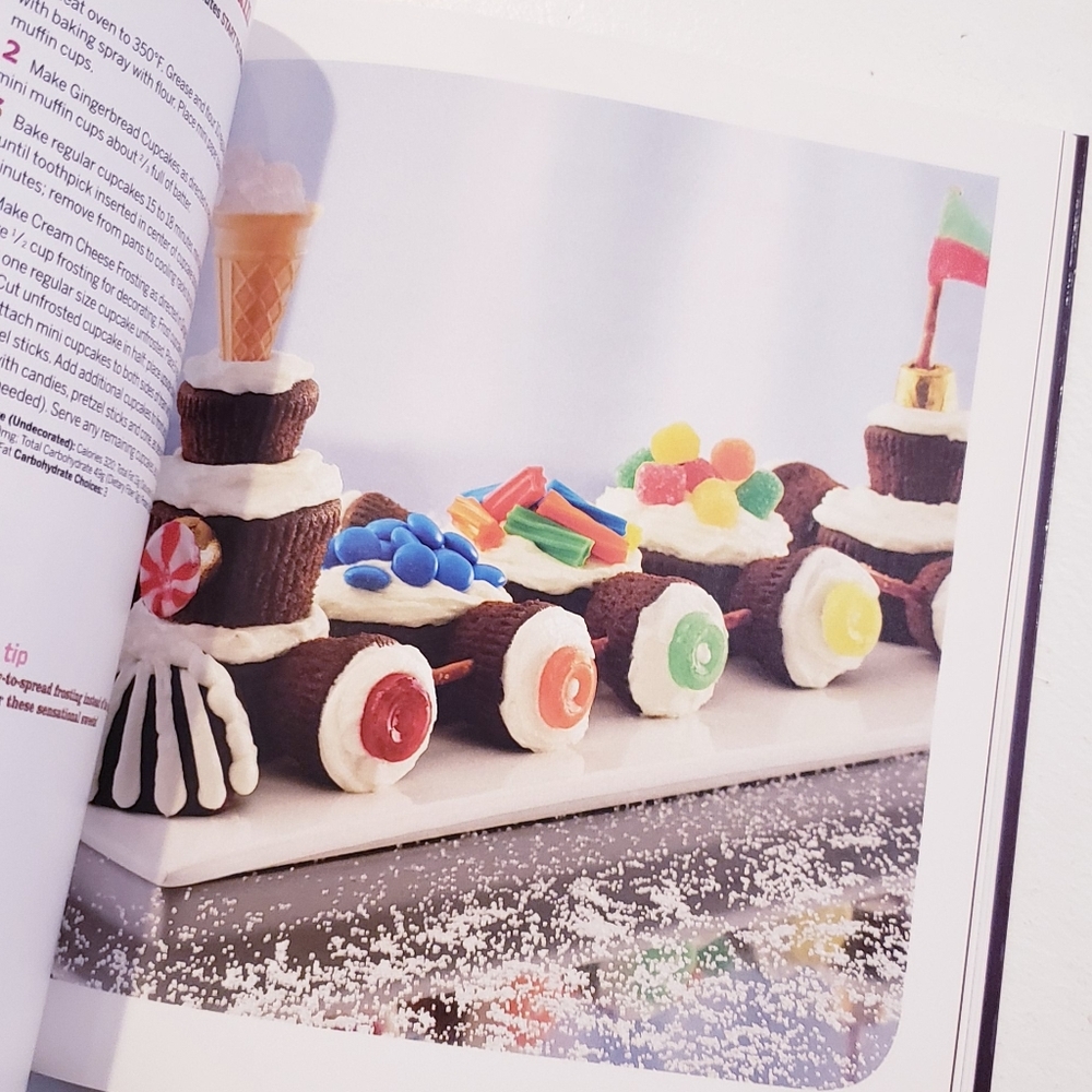 Betty Crocker the big book of cupcakes 🧁 - Picture 2 of 7